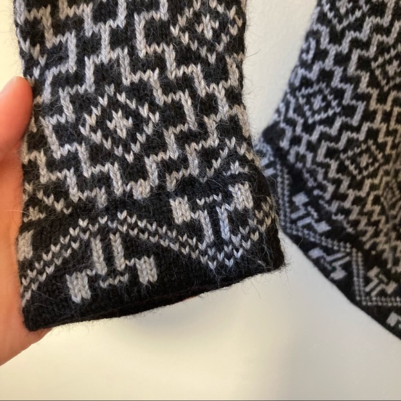 Alpaca grey black geometric pattern hoodie sweater - Picture 4 of 7